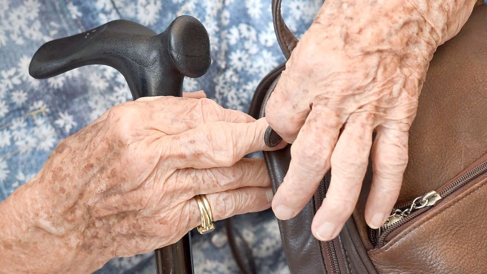 Mehr mindestens Hundertjährige leben in Deutschland. (Symbolbild) Foto: Arne Dedert/dpa