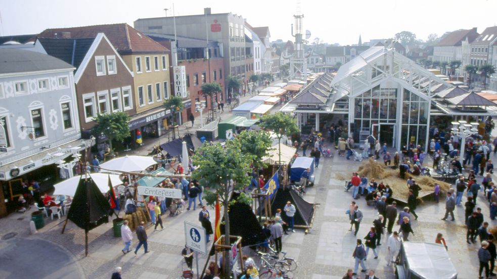Eingebettet in das Auricher Erntefest: Damals noch als Brauhaus ist der luftige Baukörper der Markthalle zu erkennen. Für den gastronomischen Betrieb konnte nur das Mittelschiff genutzt werden. Foto: Archiv ON