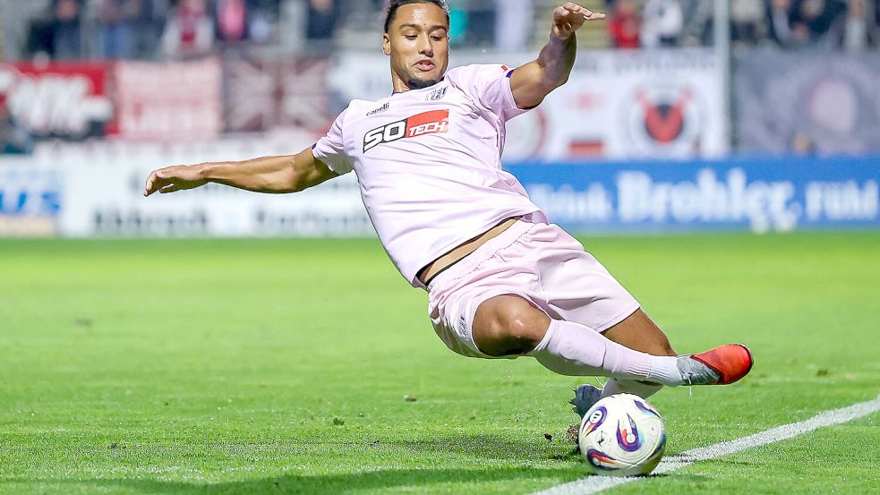 VfL-Verteidiger Yiğit Karademir war Teil einer starken Dreierkette, die mit Kapitän Jannik Müller und Startelf-Debütant Theo Janotta gegen Viktoria Köln souverän auftraten. Foto: Michael Titgemeyer
