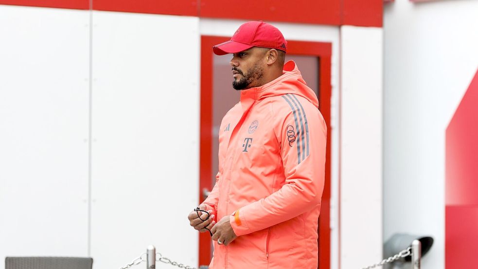 Die dicke Jacke durfte Trainer Vincent Kompany daheim lassen. Foto: Matthias Balk