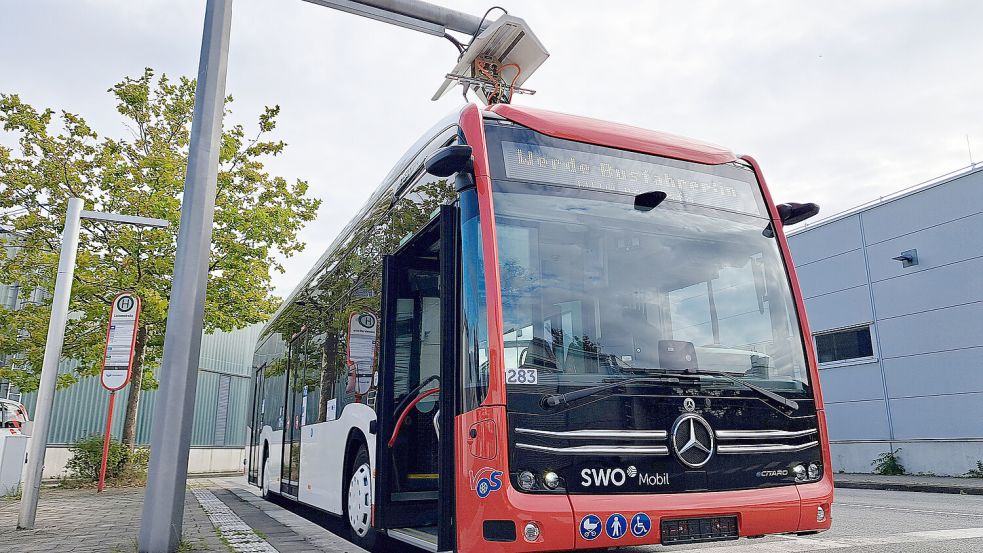 Der eCitaro-Solobus an der Ladestation. Foto: Stadtwerke Osnabrück/Marco Hörmeyer