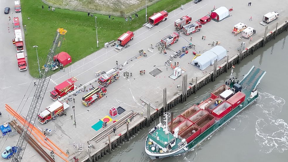 An der Gefahrgutübung im Hafen Norddeich waren etwa 200 Einsatzkräfte beteiligt. Foto: Feuerwehr Norden/Thomas Weege