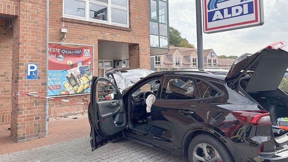 Ein Auto ist am Montagmittag in die Aldi-Filiale in Hage gefahren. Foto: Rebecca Kresse