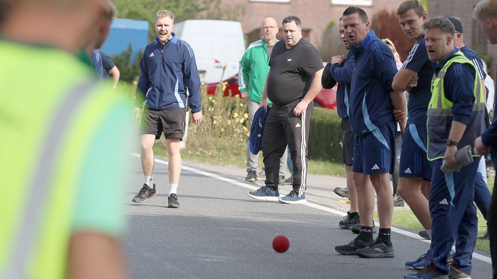 Da rollt die erste Kugel: Aufsteiger Dietrichsfeld schlug zuhause die ambitionierte Mannschaft aus Südarle. Foto: Wilfried Gronewold