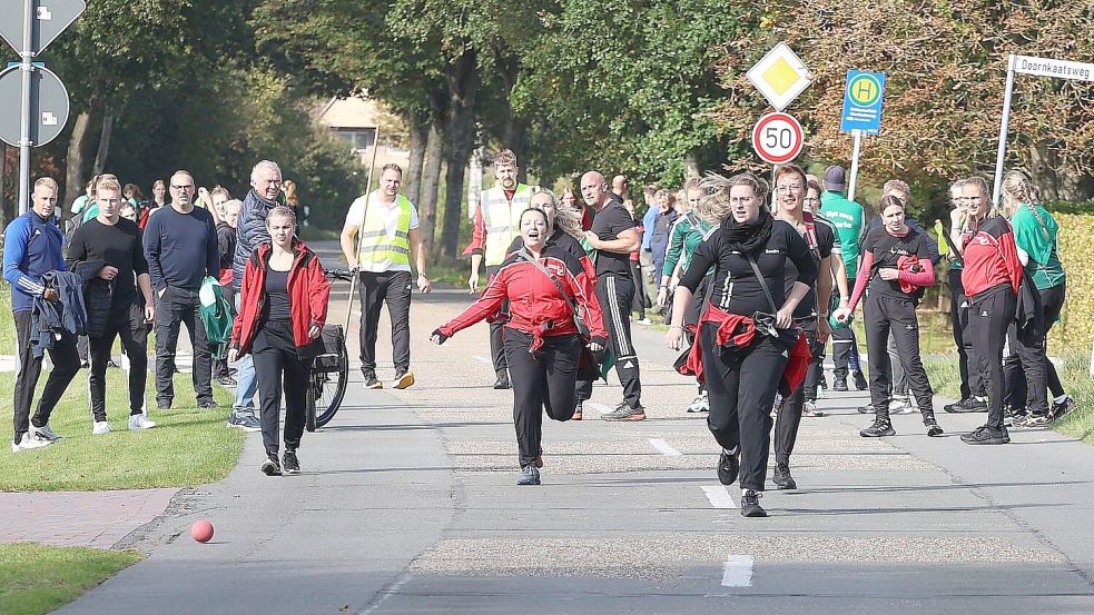 Die Leegmoorer Gummigruppe erwischte zum Saisonauftakt gegen Südarle einen gebrauchten Tag. Zur ersten Wende lagen die Gastgeberinnen bereits vier Würfe zurück. Im Ziel verdoppelte sich der Rückstand auf acht Schoet. Ein Desaster. Fotos: Wilfried Gronewold