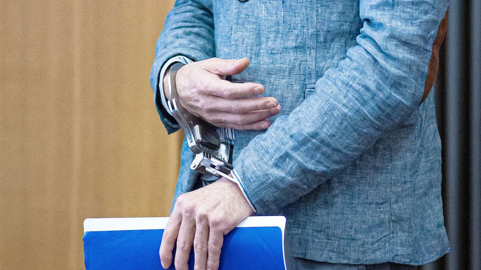 Der Verdächtige im Fall Maddie, Christian B., trägt keine Handschellen mehr. Er ist inzwischen aus der Haft entlassen und wohnt in Neumünster. Die mediale Aufmerksamkeit ist groß. Foto: dpa Pool