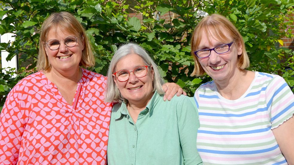 Birgit Euhausen (von links), Carolina Draht und Elisabeth „Lissy“ Klaaßen organisieren das Trauercafé. Auch sie kannten die verstorbenen Angehörigen der Teilnehmerinnen. Foto: Eva van Loh