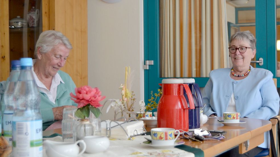 Im Awo-Heim in Popens treffen sich Kutschke und Arendt sich zweimal im Jahr, um über ihre verstorbenen Angehörigen zu sprechen. Foto: Eva van Loh
