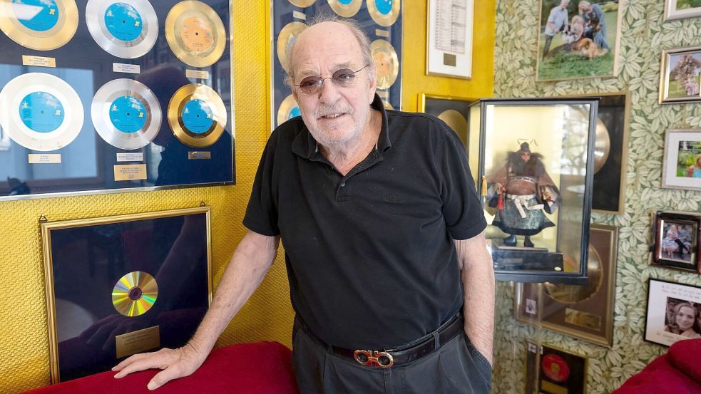 In seinem Büro in der Nähe von München hat Ralph Siegel zahlreiche Auszeichnungen hängen. (Archivbild) Foto: Sven Hoppe