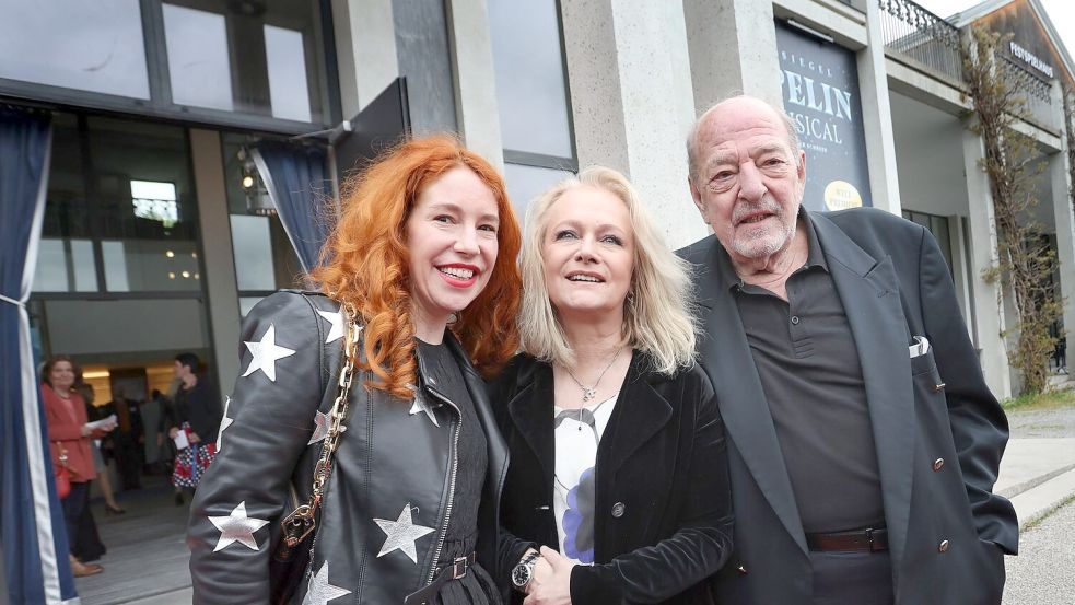 Ralph und Laura Siegel zeigen sich zusammen mit Sängerin Nicole (Mitte), die 1982 mit Siegels Lied „Ein bisschen Frieden“ den Grand Prix Eurovision de la Chanson gewann. (Archivbild) Foto: Karl-Josef Hildenbrand