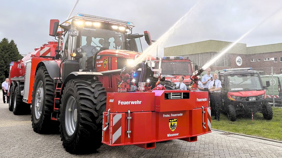 Die Freiwillige Feuerwehr Wiesmoor testet ein Jahr lang den ersten speziell für den Brand- und Katastrophenschutz entwickelten Traktor. Foto: Nicole Böning