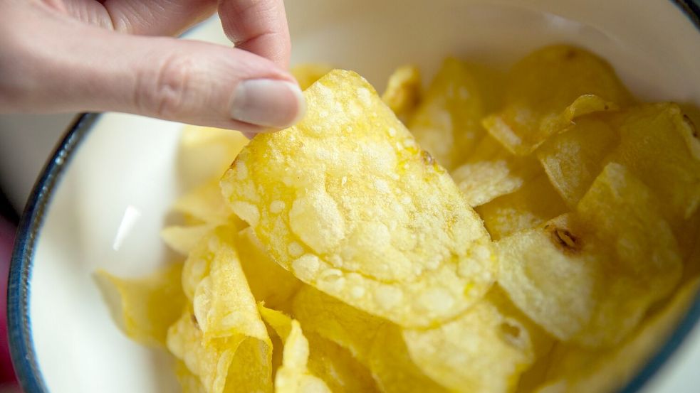 Chips gehören zu den beliebtesten Snacks bei Verbrauchern in Deutschland - manche essen sie auch im Bett. (Archivfoto) Foto: Daniel Karmann/dpa