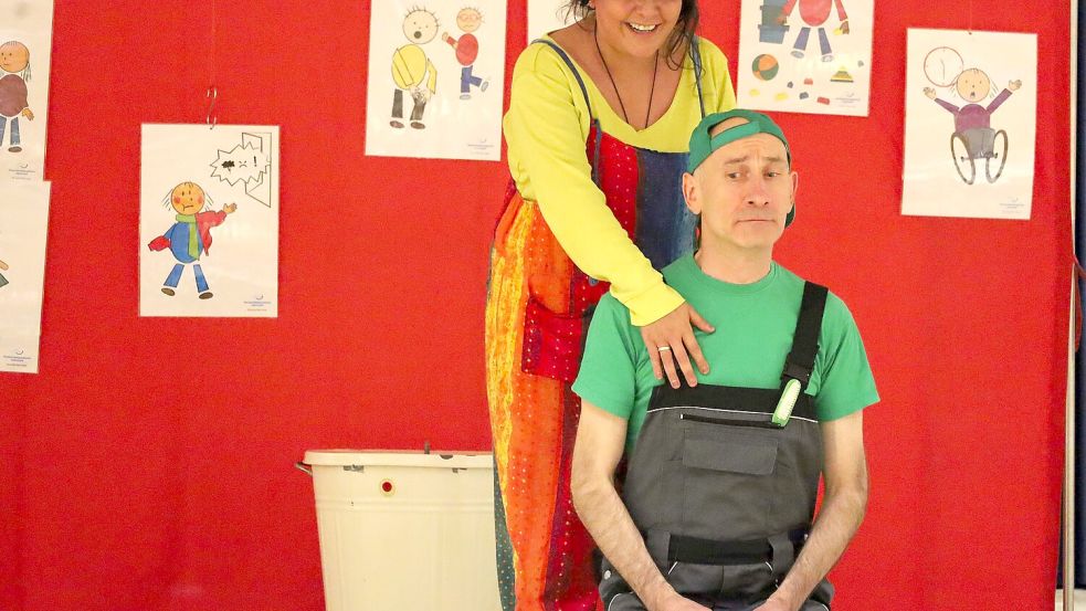 Das Theaterstück „Die Nein-Tonne“ der Theaterpädagogischen Werkstatt thematisiert sexuelle Übergriffigkeit und wurde am Montag bei der Vorstellung von Präventionsprogrammen zu sexualisierter Gewalt in der Gesamtschule Schinkel in Osnabrück aufgeführt. Das Foto zeigt die Schauspieler Anne Eisenblätter und Jörg Artmann. Foto: Thomas Wübker