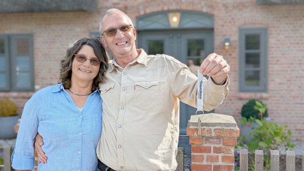 Glückliche Gewinner: Thomas und Ingrid aus Baden-Württemberg sind jetzt stolze Hausbesitzer. Foto: Elisabeth Haarmann