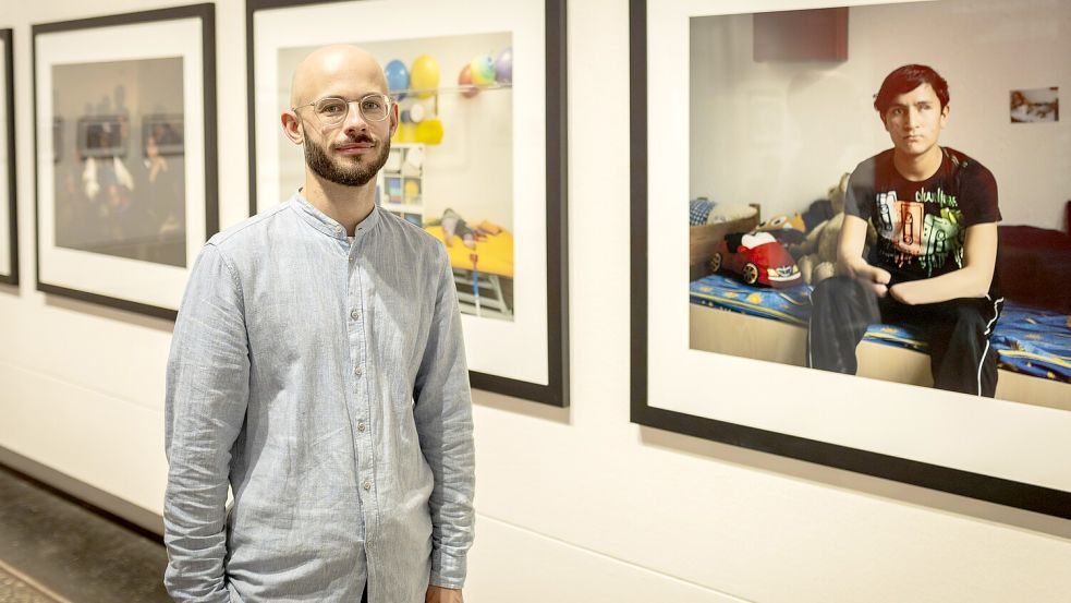 Maximilian Mann erhält den Deutschen Friedenspreis für Fotografie 2025 für seine Serie „Letzte Rettung Oberhausen“. Foto: Swaantje Hehmann