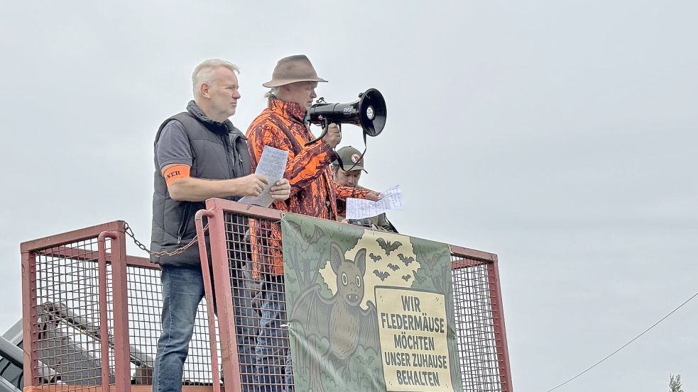 Harald Harms (links) und Hansjörg Heeren gehören zu den Organisatoren einer Demonstration gegen die Abholzung, zu der am Sonnabend nach Veranstalterangaben mehr als 200 Teilnehmer gekommen waren. Foto: Lasse Paulsen