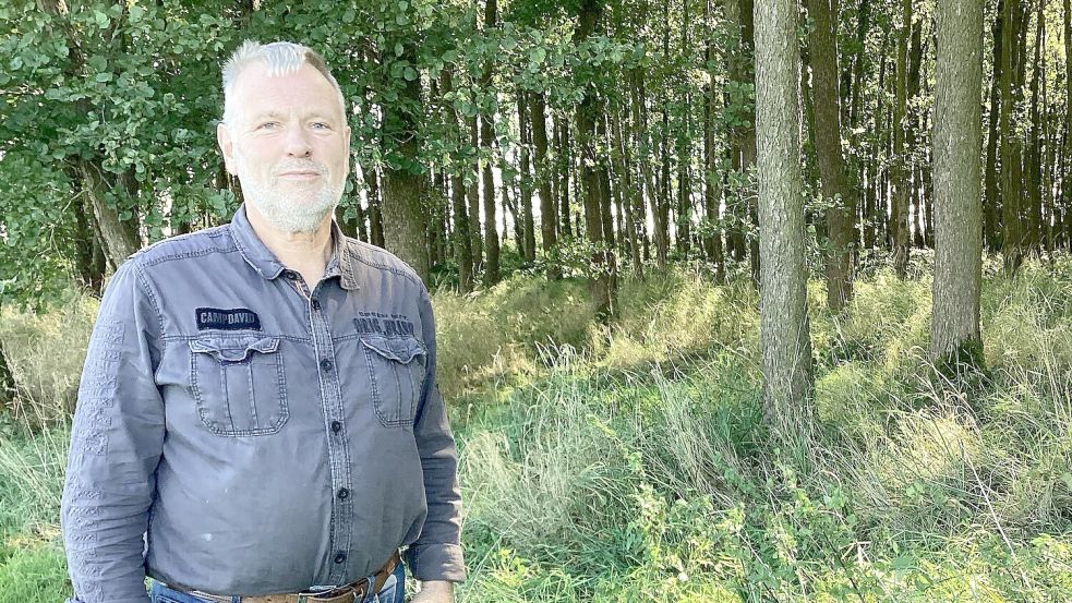 Der Forlitzer Ortsvorsteher Harald Harms setzt sich für den Erhalt des Waldes ein. Foto: Holger Janssen