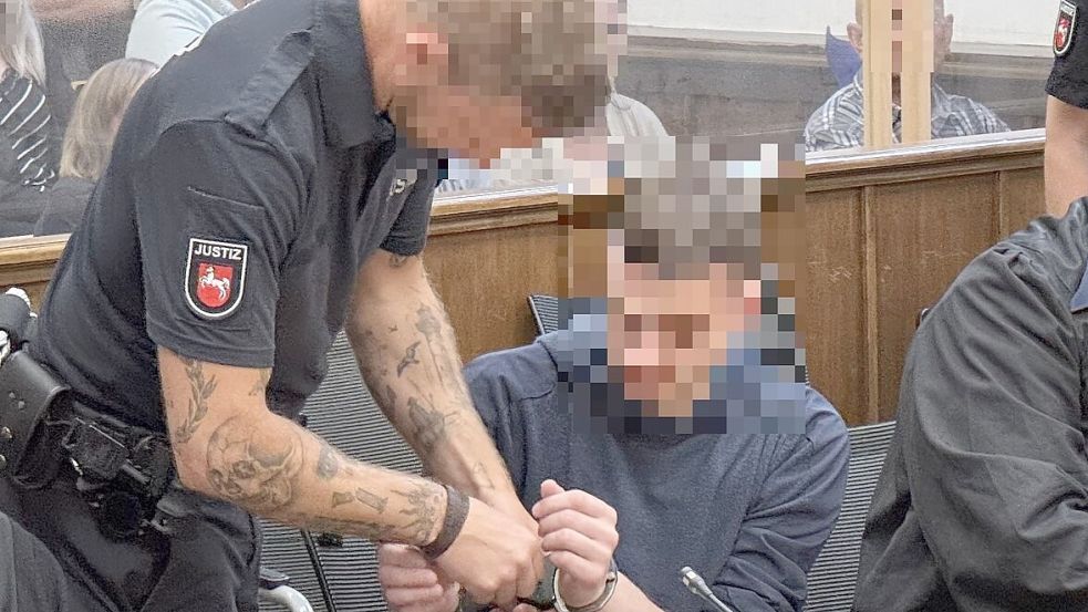 Der Angeklagte wird in Handschellen zu den Gerichtsterminen geführt. Foto: Holger Janssen