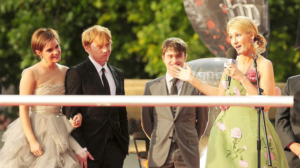 Bei der Filmpremiere des letzten „Harry Potter“-Filmes „Die Heiligtümer des Todes Teil 2“ war der Streit zwischen J.K. Rowling (r.) und den drei Hauptdarstellern Emma Watson (v.l.), Rupert Grint und Daniel Radcliffe noch nicht abzusehen. Foto: IMAGO/PacificCoastNews.com/Avalon.red