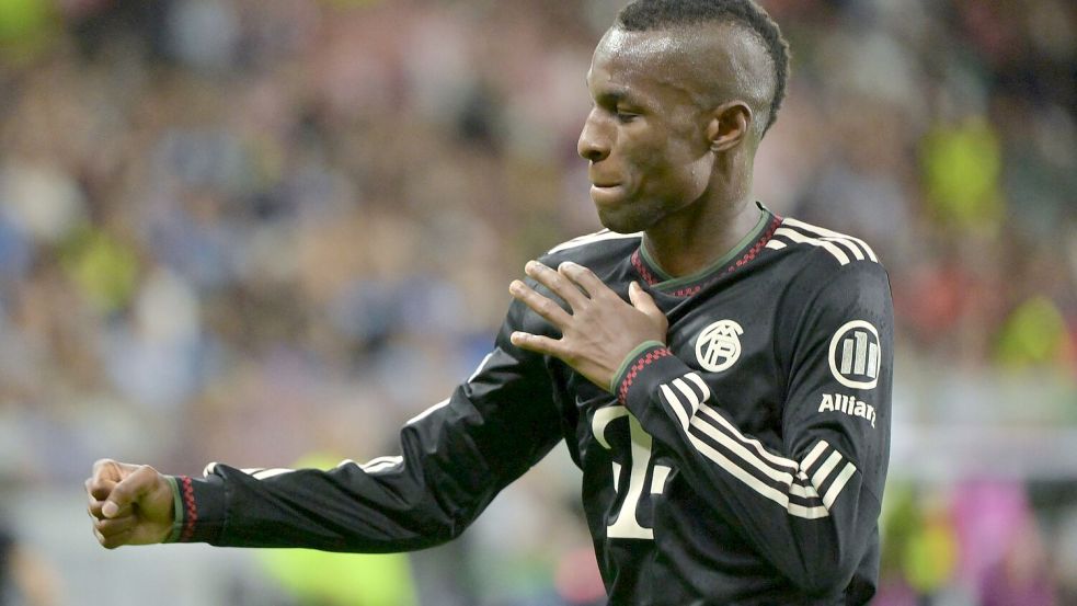 Geschafft: Nicolas Jackson jubelt nach seinem ersten Tor für den FC Bayern. Foto: Peter Kneffel