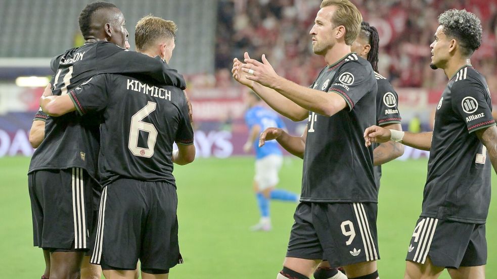 Auch Harry Kane (M) gratuliert Nicolas Jackson (l) zu seinem Premierentreffer. Foto: Peter Kneffel