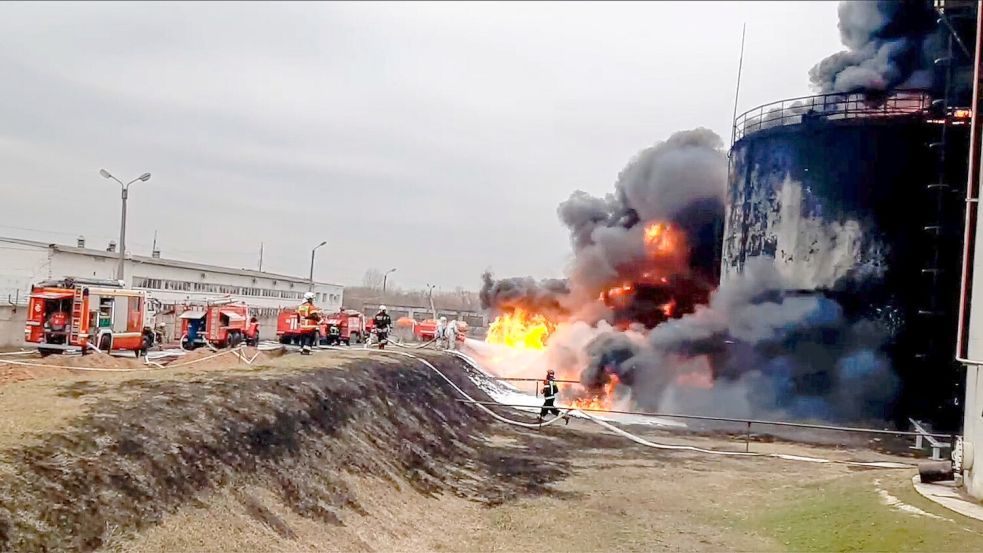 Die Feuerwehr löscht ein in Brand geratenes Öldepot in Russland. (Archivbild) Foto: Uncredited/Russian Emergency Min