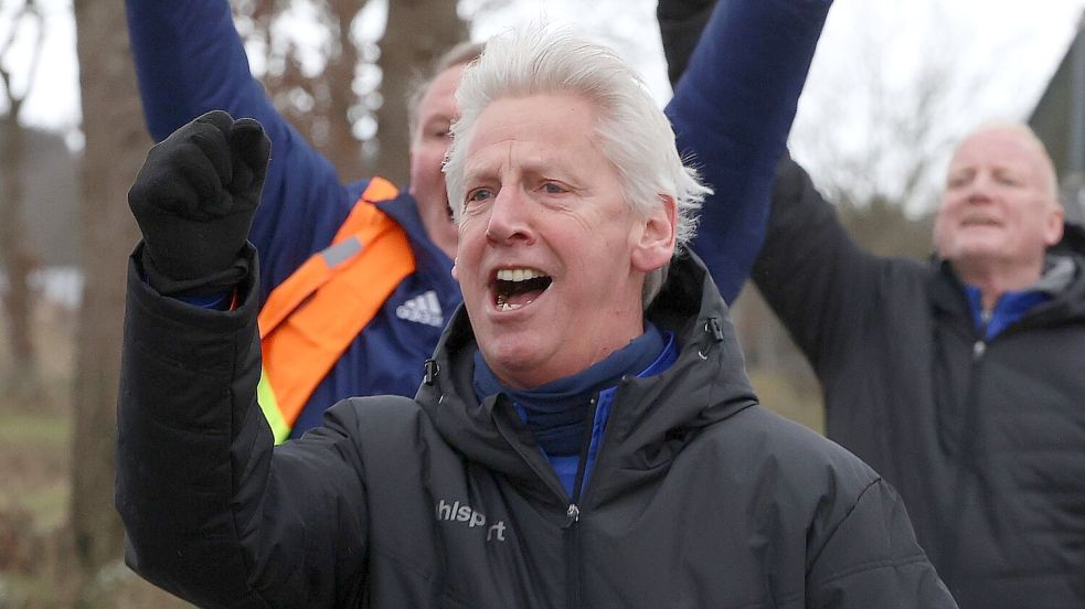 Pfalzdorfs Mannschaftsführer Frido Walter jubelt: Der Meister grüßt wieder von der Tabellenspitze.Foto: Wilfried Gronewold