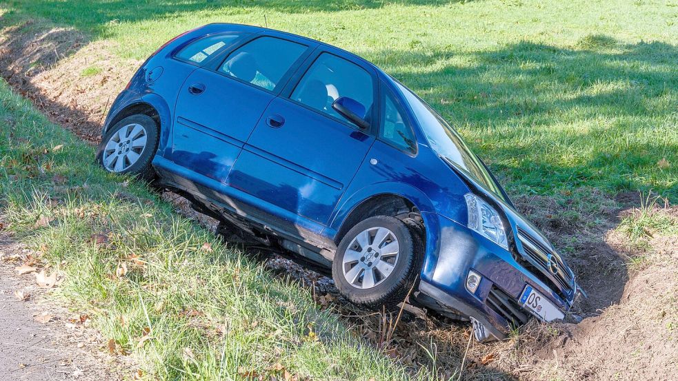 Nach einem medizinischen Notfall landete eine Seniorin mit ihrem Opel Meriva in Ostercappeln in einem Graben. Foto: Heinz Jürgen Reiß