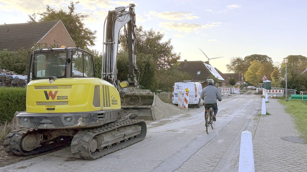 Der Bagger rollt in Riepe: Auf der Straße „Am Grauen Stein“ wird in diesen Tagen gebaut. Foto: Christin Wetzel