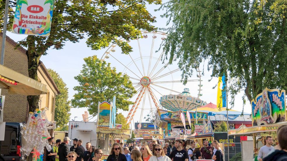 Der Alltag hat Pause: Zur Hagener Kirmes verwandelt sich der Ortskern von Hagen aTW in eine Meile aus Karussells, Imbiss- und Spielbunden und Festzelten. Foto: André Havergo
