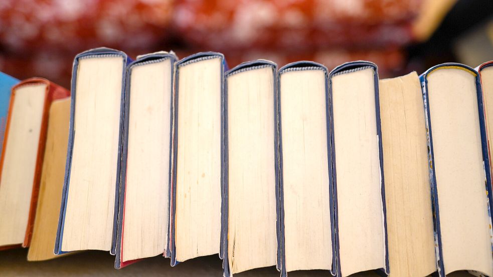 Buchrücken und Autorenzeilen können und sollen manchmal täuschen. Foto: dpa/Robert Michael