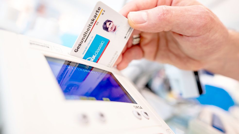 Ein Mitarbeiter einer Apotheke steckt eine Gesundheitskarte in ein Lesegerät. Patienten und Ärzten soll durch die ePA ein besserer Überblick über die Krankengeschichte verschafft werden. Foto: dpa/Fabian Sommer