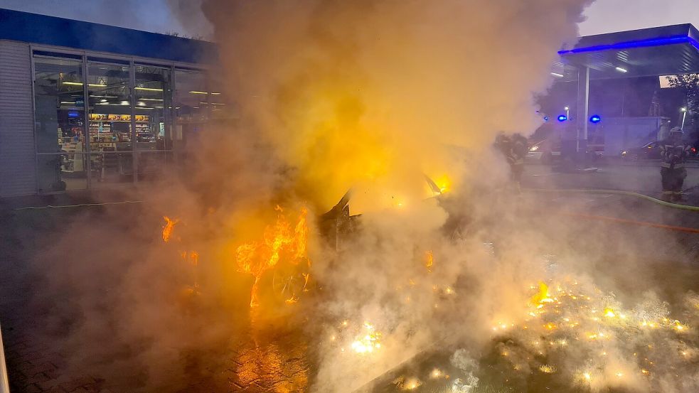 Das Auto stand in Vollbrand. Foto: Feuerwehr