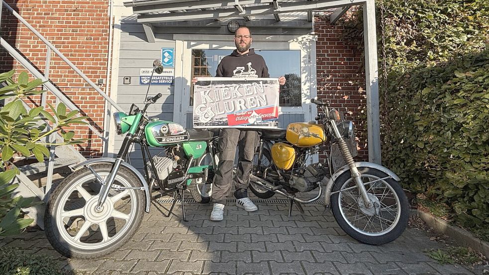 Sascha Focken organisiert am Tag der Deutschen Einheit das erste Zweitakter-Treffen für Zweiräder in Ihlow. Dabei sollen westdeutsche Marken wie Zündapp (links im Bild) und ostdeutsche Marken wie Simson (rechts) aus den vergangenen Jahrzehnten zu sehen sein. Foto: Imke Cirksena