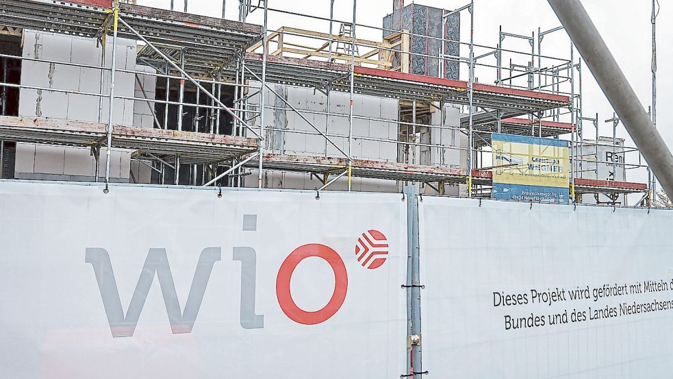 Gehören (noch) zusammen: die Wio und die Stadtwerke Osnabrück. Sollten sie sich trennen, wird das Wio-Logo das kleine runde Stadtwerke-Symbol rechts oben –wie auf dem Banner vor einem Neubau im Landwehrviertel zu sehen – verlieren. Foto: Jörn Martens