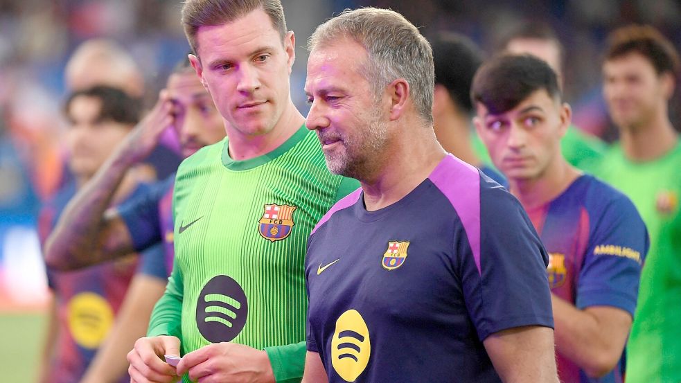 Nach einem turbulenten Sommer rund um Nationaltorwart Marc-André ter Stegen (v.l.) räumt Trainer Hansi Flick eigene Kommunikationsfehler ein. Foto: AFP/JOSEP LAGO