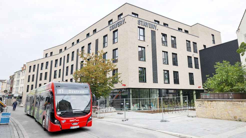Die Johannisstraße in Osnabrück hat mit dem Neubau ein neues Gesicht bekommen. Ab 1. Oktober hat das „Stayery“ mit seinen möblierten Apartments den Betrieb aufgenommen. Foto: Jörn Martens