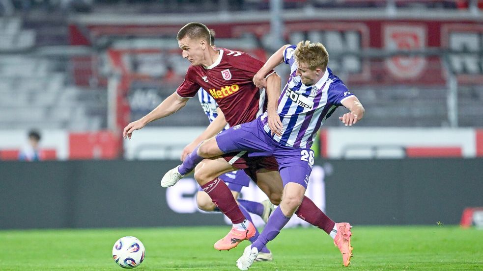 Florian Dietz (Regensburg) im Zweikampf gegen Fridolin Wagner, dem Torschützen der Osnabrücker zum 1:0. Foto: Michael Titgemeyer
