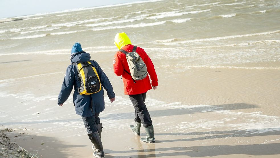 Wetterfeste Kleidung ist beim Spaziergang an der Nordsee in den nächsten Tagen ein Muss. (Archivfoto) Foto: Jonas Walzberg