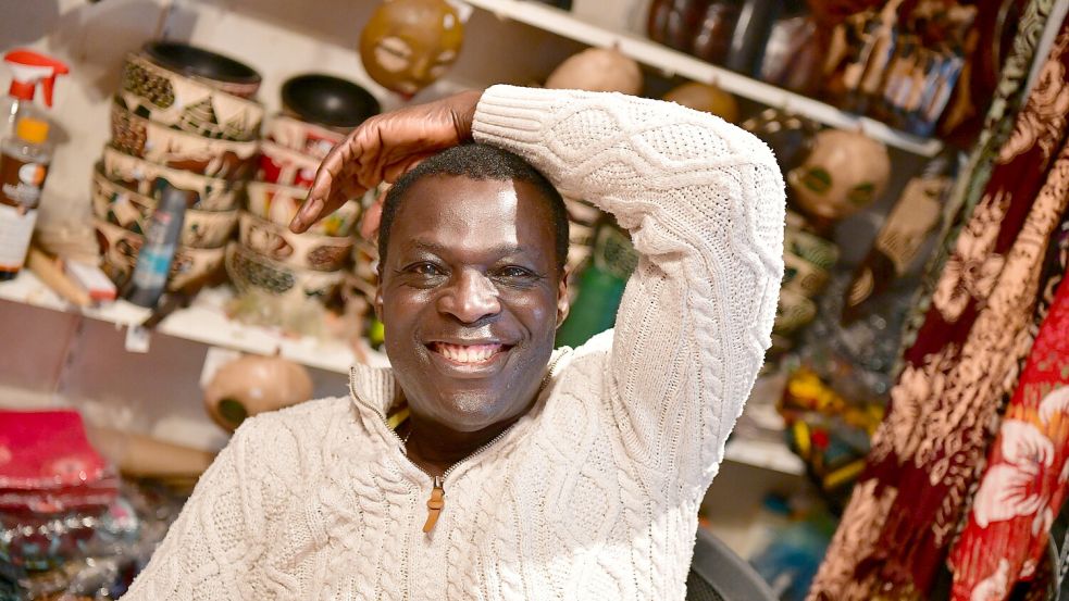 Simon Kwaku Badu lebt seit ziemlich genau 40 Jahren in Greetsiel. In Ostfriesland hat er Wurzeln geschlagen. Fotos: Heinz Wagenaar