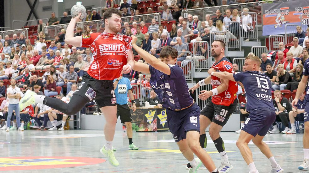 Der Niederländer Robin Leunissen (Nummer 29) setzt zum Wurf an. Diese Szene stammt aus dem OHV-Heimspiel gegen Bissendorf. Die Auricher gewannen mit 31:24, Leunissen warf acht Tore.Foto: Helmut Vortanz