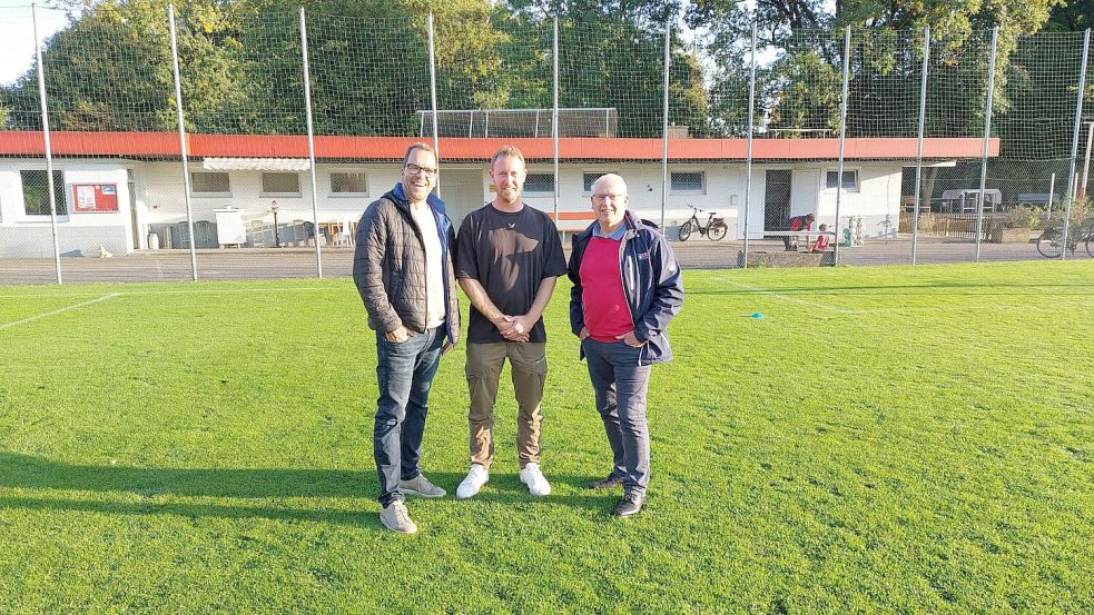 Auch in Sachen Sportvereinen unterwegs: die FDP/UWG-Gruppe. Auf dem Foto sind Oliver Hasskampf (FDP) und Wulf-Siegmar Mierke (UWG) beim Rot-Weiß Sutthausen mit dessen zweiten Vorsitzenden Philipp Vierhaus (Mitte). Foto: FDP Osnabrück