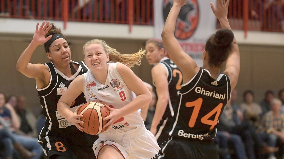 Bis 2023 war immer Eichmeyer (am Ball) Teil der GiroliveP-anthers. Nun trifft sie mit den Saarlouis Royals auf ihr Ex-Team. Foto: Helmut Kemme