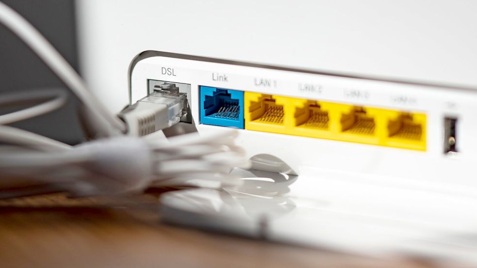 Ein LAN-Kabel im Router - in Millionen Haushalten steckt es noch immer in der DSL-Öffnung. Foto: Fabian Sommer