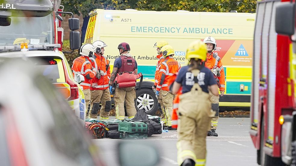 Auf Bildern vom Ort des Geschehens waren zahlreiche Rettungswagen und schwer bewaffnete Polizisten zu sehen. Foto: Peter Byrne