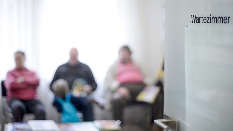 Warten gehört für viele Kassenpatienten bei Praxen dazu. (Archivbild) Foto: Sina Schuldt/dpa