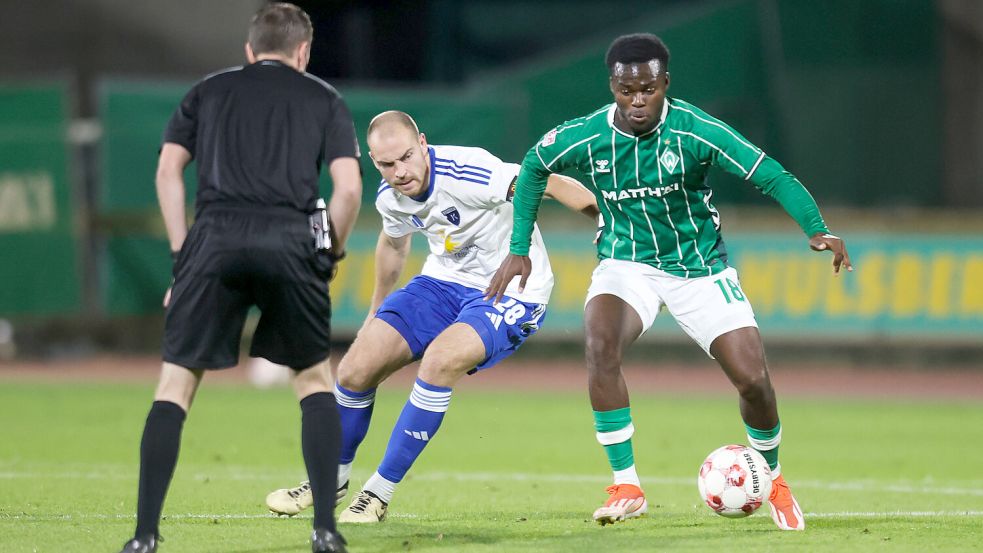 Jarno Janssen (Mitte) trat mit Kickers Emden am Mittwochabend bei der Reserve des FC St. Pauli an. Foto: Jens Doden/Emden