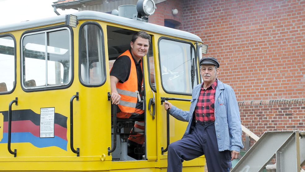 Schüler und Lehrmeister: Lokführer Peter Zinsli hält große Stücke auf seinen Schüler Niklas Hellwig. „Niklas ist ein super Junge. Solche braucht man noch mehr“, lobt ihn der Schweizer. Fotos: Udo Hippen