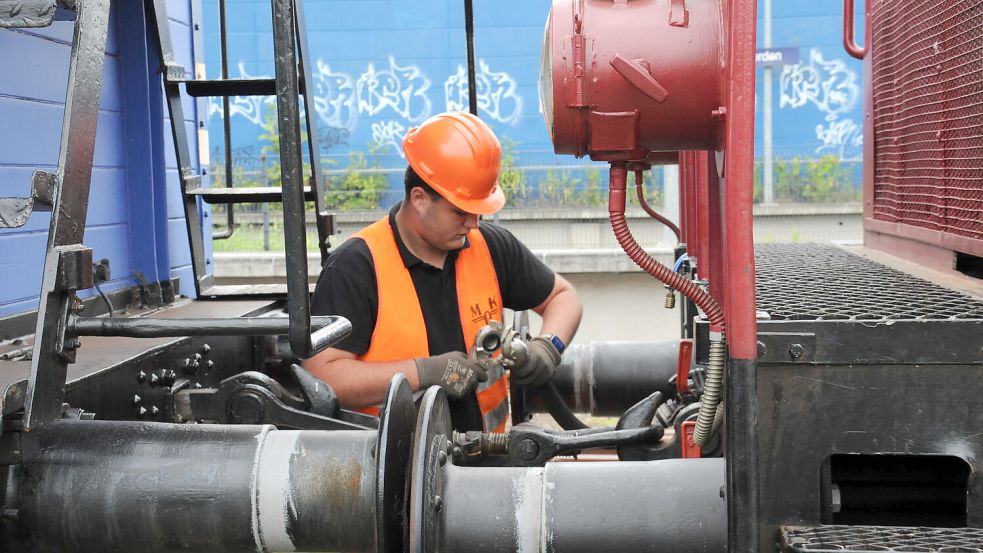 Auf dem Weg zum Lokführer: Aktuell ist Niklas Hellwig im Rahmen seiner Ausbildung als Rangiermeister tätig. Seine Weg begann bei der MKO im Alter von zehn Jahren. Fotos: Udo Hippen