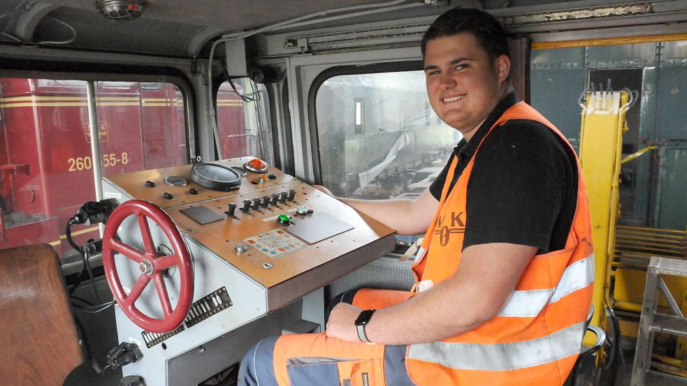 Fährt sich wie ein Auto, nur ohne Lenkrad: Aktuell darf Niklas Hellwig im Rahmen seiner Ausbildung zum kleinen Schein den sogenannten Rottenkraftwagen fahren. Foto: Udo Hippen